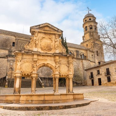 Baeza şehrinin Katolik katedrali ve orta çağ tarzı Endülüs Çeşmesi.