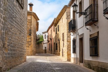 Baeza, Jaen 'de ortaçağ tarzı taş evleri ve beyaz cepheli güzel sokaklar.