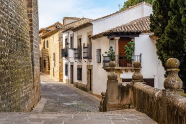 Baeza, Jaen 'de ortaçağ tarzı taş evleri ve beyaz cepheli güzel sokaklar.