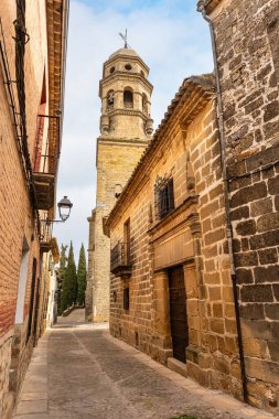 Baeza Katedral Kulesi eski taş evlerle çevrili dar sokaklarla çevrili, Jaen.