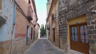 Endülüs 'ün dünya mirası Baeza' nın ortaçağ katedralinin yanındaki taş evlerle dar sokaklar.