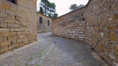 Endülüs 'ün Baeza şehrinde çok eski taş binalar bulunan resimli sokaklar..