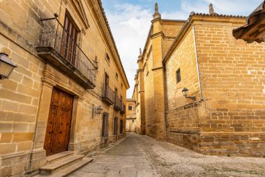 UNESCO 'nun eski bir şehri olan Baeza' da taştan yapılmış etkileyici eski tarz malikaneler.