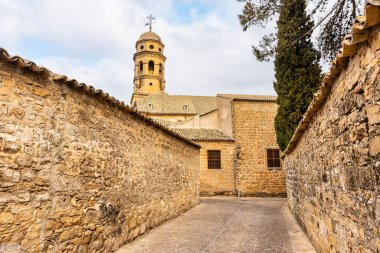 Baeza Katedrali 'nin kulesi Endülüs' teki eski taş evlerin arasından çıkıyor.