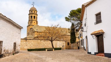 Baeza Katedrali 'nin kulesi Endülüs' teki eski taş evlerin arasından çıkıyor.
