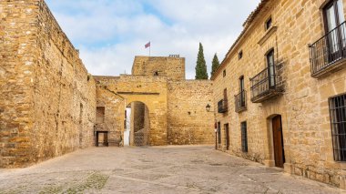 Baeza, Jaen 'deki Unesco Dünya Mirası şehrini çevreleyen ortaçağ duvarı