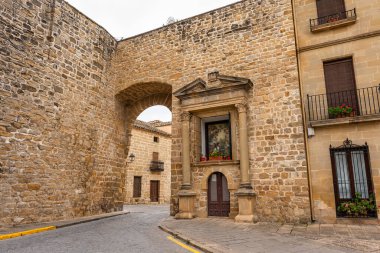 Baeza, Jaen 'deki Unesco Dünya Mirası şehrini çevreleyen ortaçağ duvarı