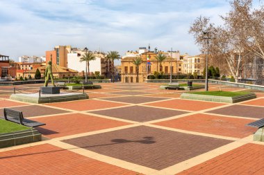Güneşli bir günde Endülüs 'ün Linares kasabasında Plaza del Ayuntamiento