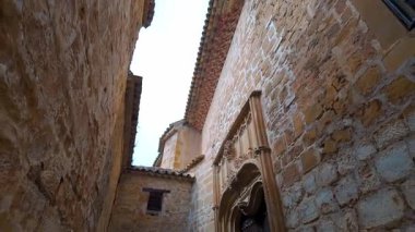 Büyük ahşap kapıları ve cephelerinde süsler olan etkileyici ortaçağ evleri, Baeza.
