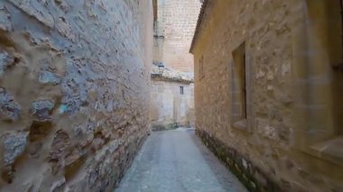 Baeza, Jaen, İspanya sokaklarında çok eski taş duvarlar ve ortaçağ kemerleri olan dar bir sokak.