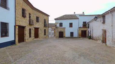 Baeza, Jaen 'in anıtsal şehrindeki eski kır evleri.