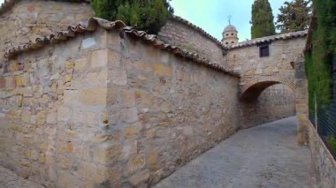 Dünya Mirası Alanı Baeza 'nın dar sokaklarında kemerleri olan güzel taş bir köy..
