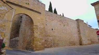 Baeza, Jaen 'deki Unesco Dünya Mirası şehrini çevreleyen ortaçağ duvarı