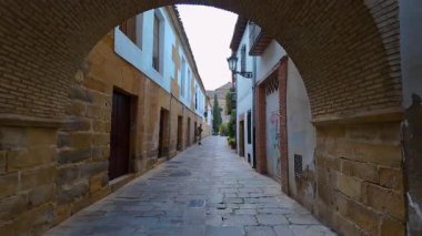 Dünya Mirası Alanı Baeza 'nın dar sokaklarında kemerleri olan güzel taş bir köy..