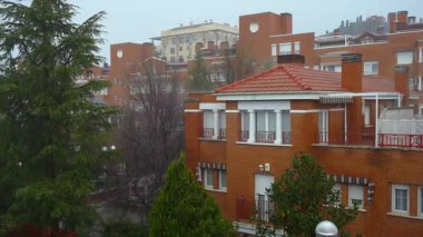 Madrid, İspanya 'daki evlerin çatılarına sağanak yağmur yağıyor