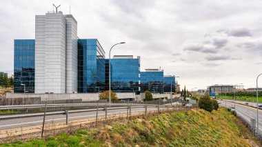 Modern ofis binaları, Madrid 'deki M40 yolunun yanındaki çok uluslu şirketlerin karargahları..