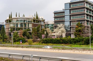 Modern ofis binaları, Madrid 'deki M40 yolunun yanındaki çok uluslu şirketlerin karargahları..