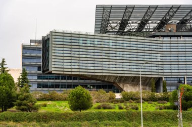 Modern ofis binaları, Madrid 'deki M40 yolunun yanındaki çok uluslu şirketlerin karargahları..