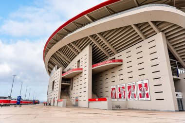 Madrid, İspanya, 15 Mart 2025: Atletico de Madrid futbol stadyumunun panoramik manzarası, Metropolitano