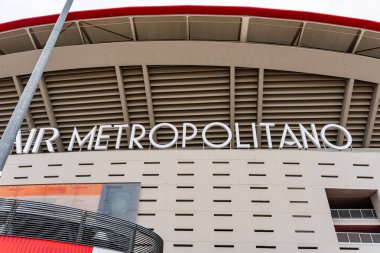 Madrid, İspanya, 15 Mart 2025 Başkentteki Atletico de Madrid 'in başkenti Metropolitano Stadyumu' nun ön cephesine imza atın.