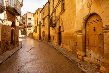 İspanya 'nın tarihi Calaceite, Teruel köyünde ortaçağ taş evleri bulunan resim gibi dar sokaklar