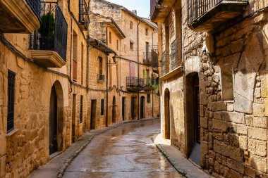 İspanya 'nın Aragon, Calaceite kentindeki dar sokaklardaki çok eski evler