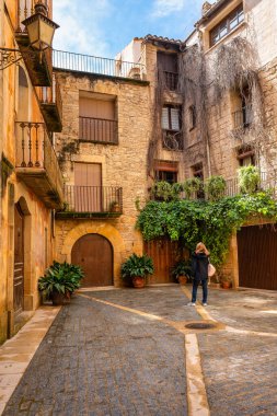 Calaceite, Matarrana Bölgesi 'nin güzel ortaçağ mimarisini düşünen turist kadın.