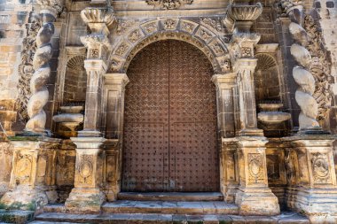 Hristiyan kilisesinin etkileyici kapısı, taş figürlerle süslenmiş, Calaceite, Teruel