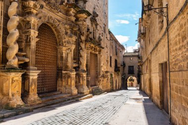 Hristiyan kilisesinin etkileyici kapısı, taş figürlerle süslenmiş, Calaceite, Teruel