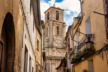 İspanya 'nın Calaceite, Teruel kentindeki ortaçağ kilisesinin yüksek kulesi