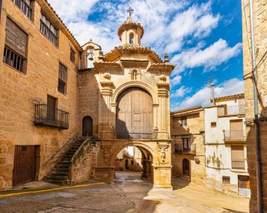 Calaceite, Matarrana, Teruel 'deki çarpıcı ortaçağ taş binaları.