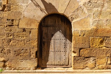 Matarrana, Teruel, Aragon bölgesindeki çok eski bir ortaçağ binasının tipik ahşap kapısı.