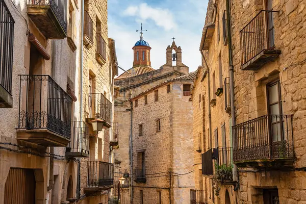 İspanya 'nın Teruel, Calaceite tatil köyündeki güzel ortaçağ taş binaları.