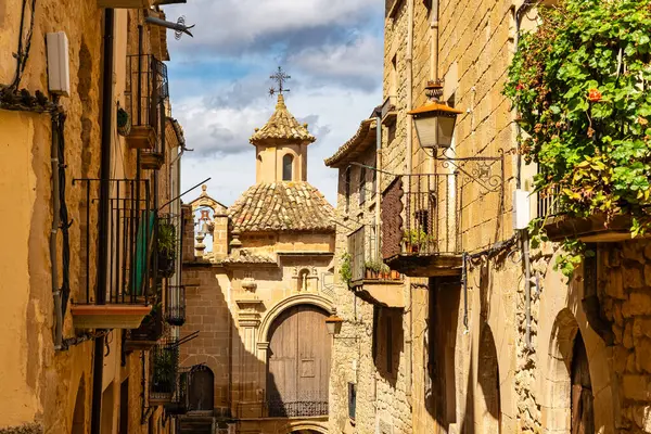 İspanya 'nın Teruel, Calaceite tatil köyündeki güzel ortaçağ taş binaları.