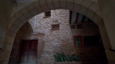Calaceite, Matarrana, Teruel 'deki küçük avlu ve taş evlerle iç mimari