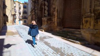 Teruel, Calaceite, Aragon köyünün ortaçağ mimarisinden keyif alan turist kadın.