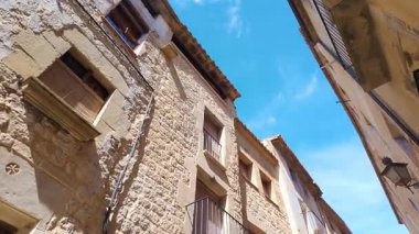 Calaceite, Teruel, Matarrana 'daki dar sokaklardaki eski evlerin güzel taş cepheleri