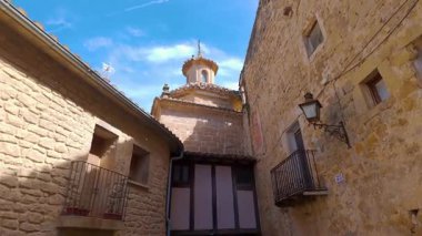 Calaceite, Aragon dar sokaklarında taş evler ve ortaçağ kemerleri olan güzel bir mimari.