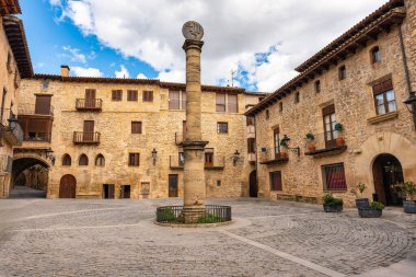 Ortaçağ Kretas köyünün ana meydanında taş evler ve antik anıtlar, Teruel, Aragon