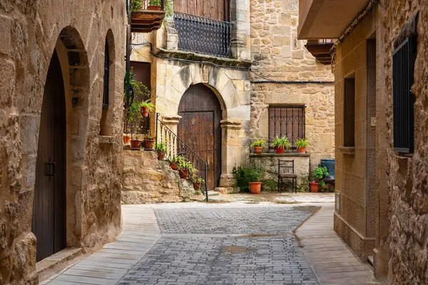 Kretas, Teruel, Matarrana köyündeki taştan evler ve kemerli ahşap kapılı ortaçağ mimarisi.