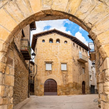 Matarrana, Teruel, İspanya 'daki ortaçağ Kretas köyüne giriş izni veren taş kemerler.