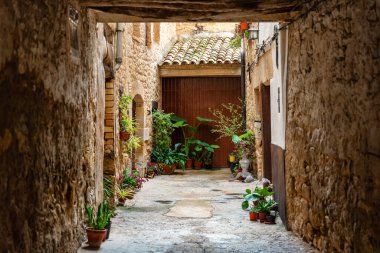 Girit, Teruel, İspanya 'daki ortaçağ köyünde tünelleri ve geçitleri olan taş sokaklar