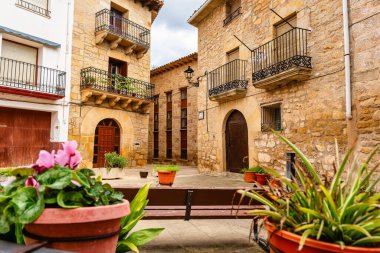 Eski taş binalar ve caddelerde saksı bitkileriyle resim meydanı, Kretas, Teruel