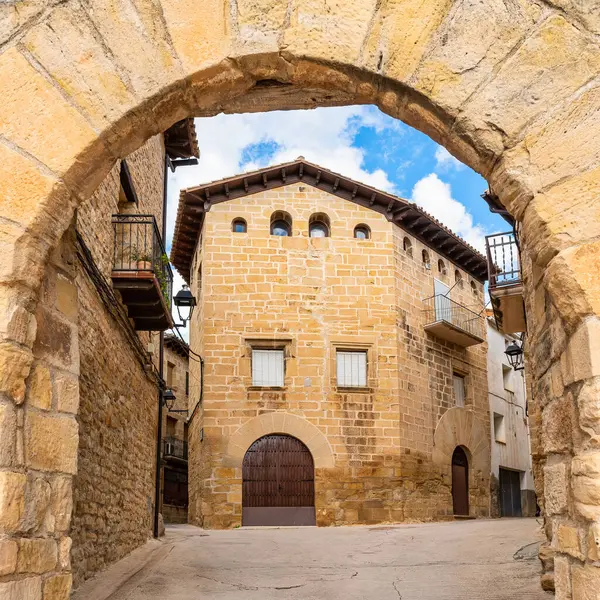 Matarrana, Teruel, İspanya 'daki ortaçağ Kretas köyüne giriş izni veren taş kemerler.