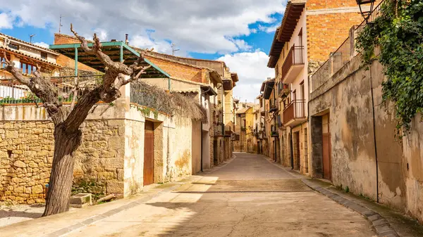 İspanya 'nın Teruel ilindeki eski Kretas köyünün sokaklarının panoramik manzarası