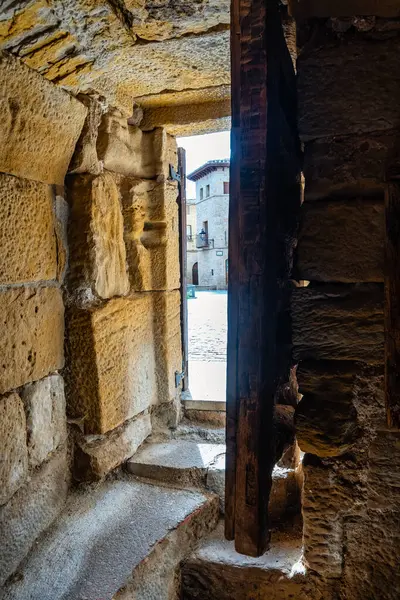 Eski Kretas, Teruel, Matarrana kasabasındaki çok eski bir ortaçağ evine açılan kapı.