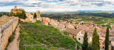 La Fresneda 'nın ortaçağ kasabasının muhteşem panoramik manzarası dağın tepesindeki inziva yeri Aragon.