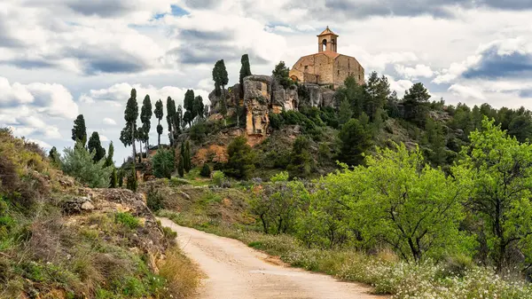 La Fresneda köyünün yanındaki bir tepenin üstünde Katolik inzivası, Teruel..