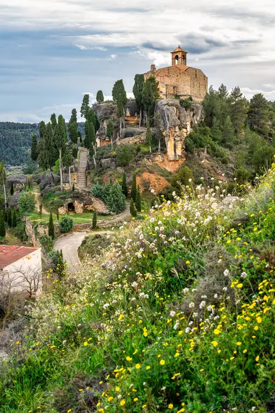 La Fresneda, Terue 'daki dağların yanındaki bir tepenin üstünde Katolik inziva yeri.