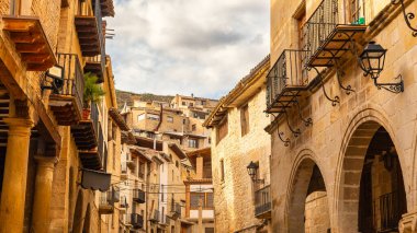 La Matarrana, Teruel 'deki güzel La Fresneda köyünün tepesindeki ortaçağ evleri